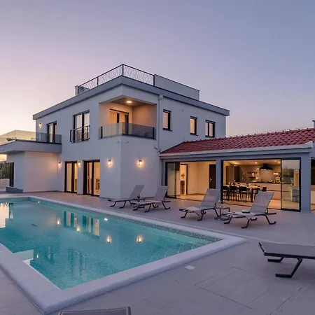 Stunning Wind Rose With 50m2 Heated Pool, Sauna, Gym Villa