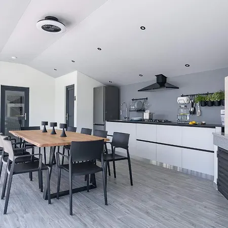 Stunning Wind Rose With 50m2 Heated Pool, Sauna, Gym