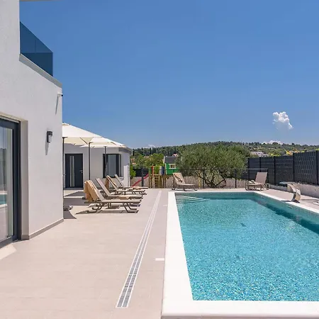 Stunning Wind Rose With 50m2 Heated Pool, Sauna, Gym Villa Trogir
