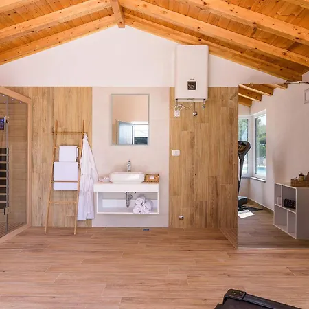 Stunning Wind Rose With 50m2 Heated Pool, Sauna, Gym Villa Trogir