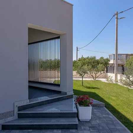 Stunning Wind Rose With 50m2 Heated Pool, Sauna, Gym