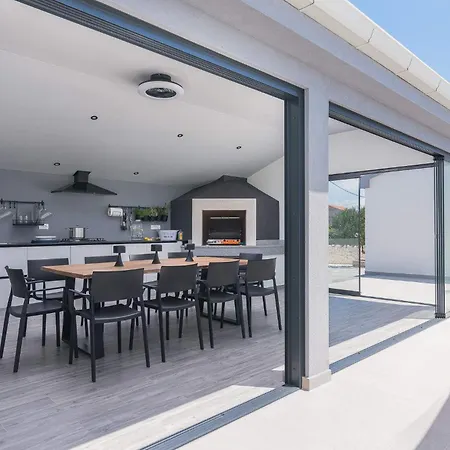 Villa Stunning Wind Rose With 50m2 Heated Pool, Sauna, Gym