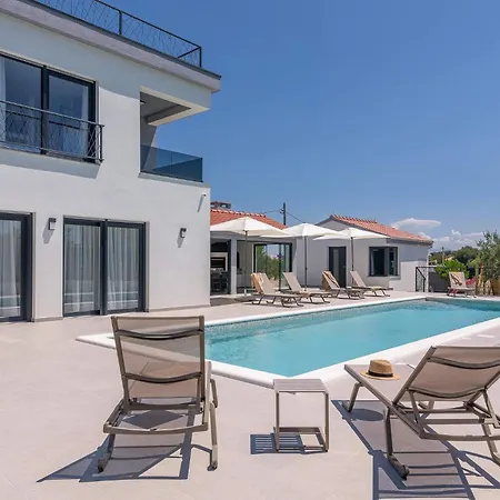 Stunning Wind Rose With 50m2 Heated Pool, Sauna, Gym Villa