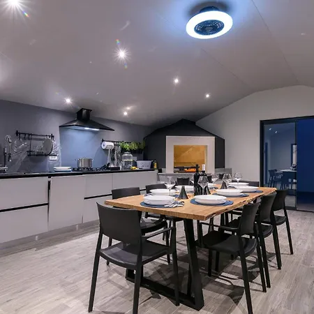 Stunning Wind Rose With 50m2 Heated Pool, Sauna, Gym Villa Traù
