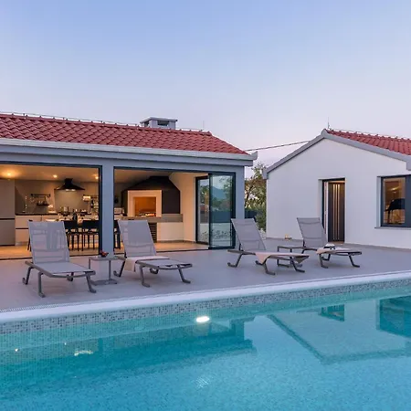 Stunning Wind Rose With 50m2 Heated Pool, Sauna, Gym