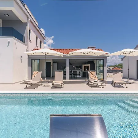 Stunning Wind Rose With 50m2 Heated Pool, Sauna, Gym Traù